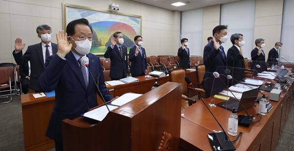 윤대희 신용보증기금 이사장을 비롯한 국정감사 대상 기관장들이 정무위원회 국정감사에서 선서하고 있다. [사진=연합뉴스]