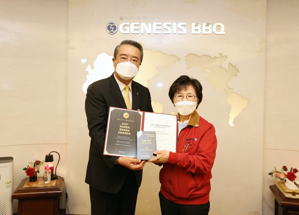 한국마케팅협회 김승엽 부회장(왼쪽)과 제너시스BBQ 윤경주 부회장(오른쪽). 제너시스BBQ는 자사의 ‘BSK(BBQ Smart Kitchen)’가 대한민국브랜드대상 브랜드혁신 부문 최우수상을 수상했다. [사진=제너시스BBQ]