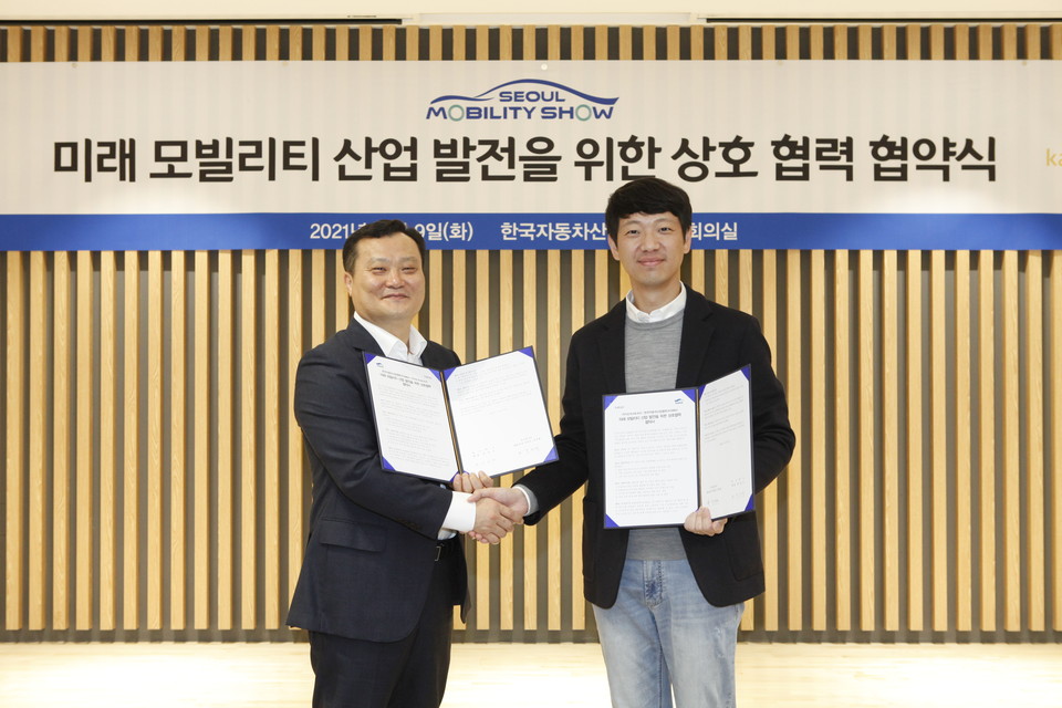 9일 KAMA-카카오커머스 협약식에 참석한 (왼쪽부터) KAMA 서장석 상무와 카카오커머스 김치형 이사가 기념촬영을 가졌다. [사진=한국자동차산업협회]