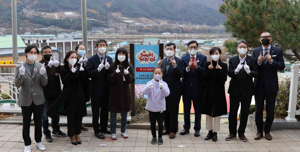 롯데제과 스위트스쿨 2호 개관식에 참석한 (우측 네 번째)세이브더칠드런 정태영 사무총장,  (우측 다섯 번째)롯데제과 민명기 대표이사, (좌측 다섯번째)원통초 김영록 교장이 관계자들과 기념촬영을 가졌다. [사진=롯데제과]