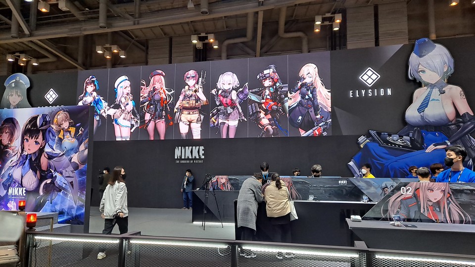 시프트업 부스는 대부분이 니케: 승리의 여신 체험존으로 준비되었으며, 부스 상단에는 라이브2D가 첨부된 캐릭터 소개 영상이 파노라마 형태로 보여졌다. [사진=권찬욱 기자]