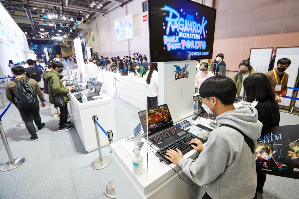 라그나로크 IP 신작을 체험하고 있는 부스 방문객들. [사진=지스타 조직위]