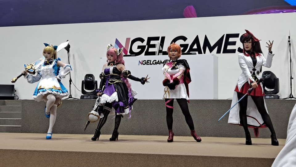 엔젤게임즈 부스 중앙무대에서 포즈를 취하고 있는 코스플레이어 [사진=권찬욱 기자]