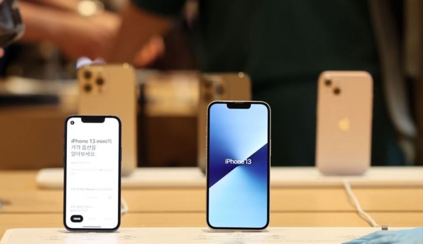 애플스토어에서 시민들이 제품을 살펴보고 있다. [사진=연합뉴스]