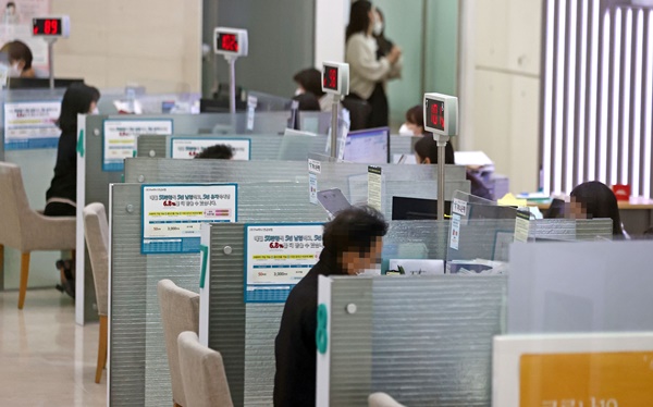 금융당국의 강력한 가계대출 규제에 따라 가계대출 급증세가 다소 진정된 가운데 KB국민은행, NH농협은행, 하나은행 등 시중 은행들이 대출 지침을 바꾸거나 상품 판매를 재개하는 등 대출 문턱을 낮추고 있다. [사진=연합뉴스]