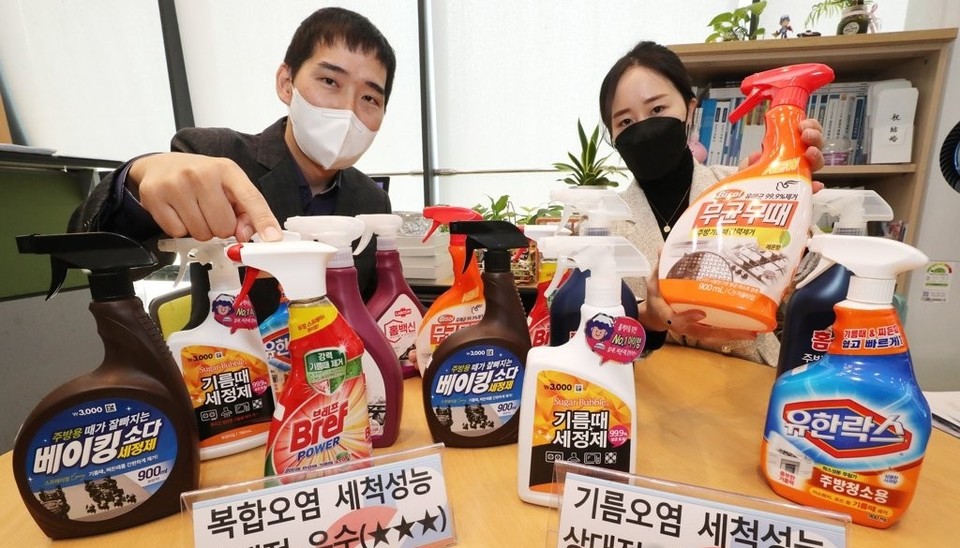 지난 3일 한국소비자원 분무형 주방용 다목적 세정제 7개 제품을 대상으로 시험 평가내용을 발표했다. [사진=연합뉴스]