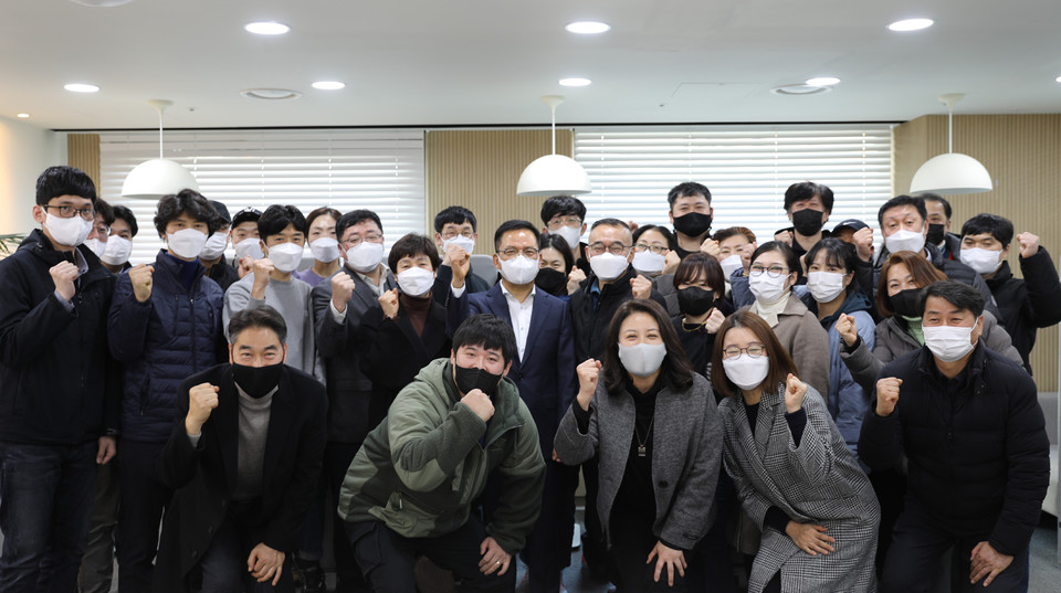 지난 6일 개최된 2021 전국 가맹점협의회 회의에서 임금옥 bhc치킨 대표(두 번째 줄 중앙)와 참석자들이 기념촬영을 가졌다. [사진=bhc치킨]