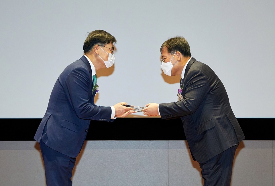 지난 3일 서울 여의도 한국거래소에서 열린 ‘2021 ESG 우수기업’ 시상식에서 풀무원이 ‘ESG 대상’을 수상했다. 풀무원 이효율 대표(사진 오른쪽)가 한국거래소 손병두 이사장으로부터 ‘ESG 대상’ 상패를 수여 받았다. [사진=풀무원]