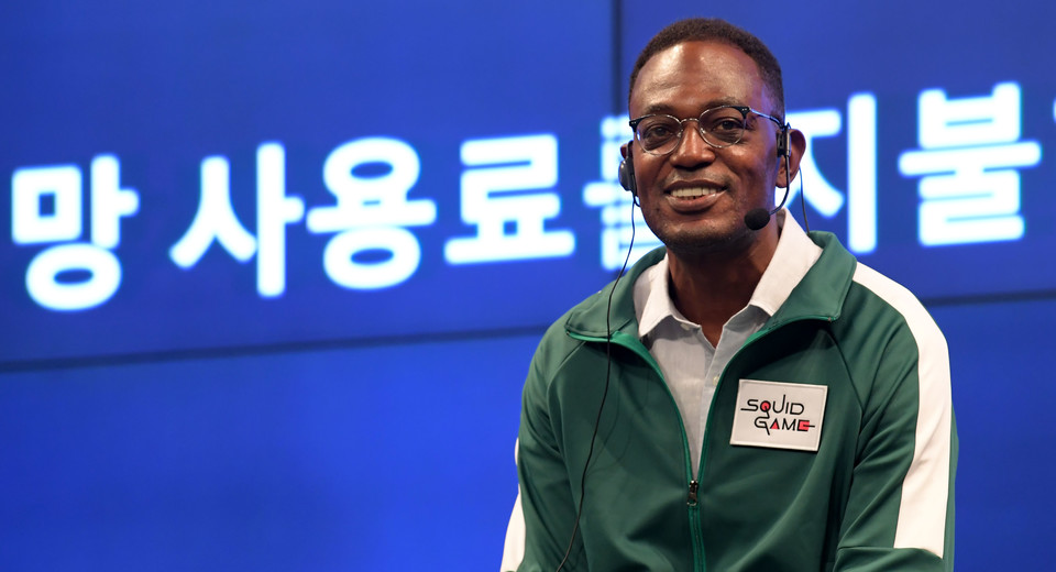 취재진 질문에 답하는 딘 가필드 넷플릭스 부사장 [사진=연합뉴스]