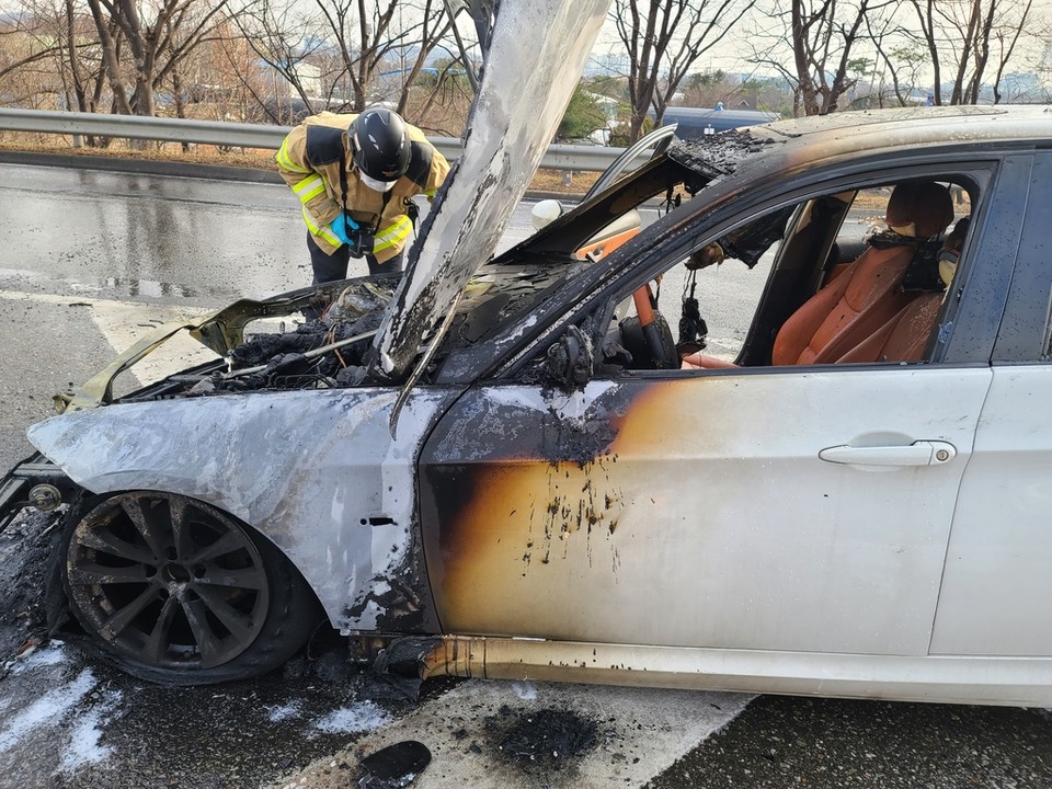 지난 3월 8일 제2경인고속도로 달리던 BMW 차량에 불이 났다. [사진=연합뉴스]