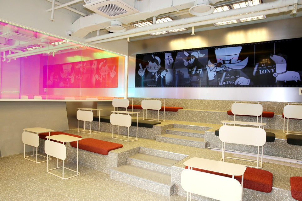 롯데리아 L7홍대점에 마련된 객장과 후면에 배치된 미디어 아트월 [사진=롯데GRS]