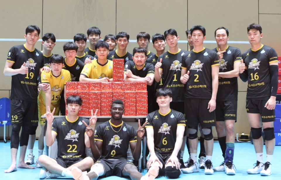 ​​KB손해보험 스타즈 배구단 선수들은 어린이들에게 전달할 선물을 직접 포장하고 쾌유를 기원하는 응원편지를 썼다. [사진=KB배구단]