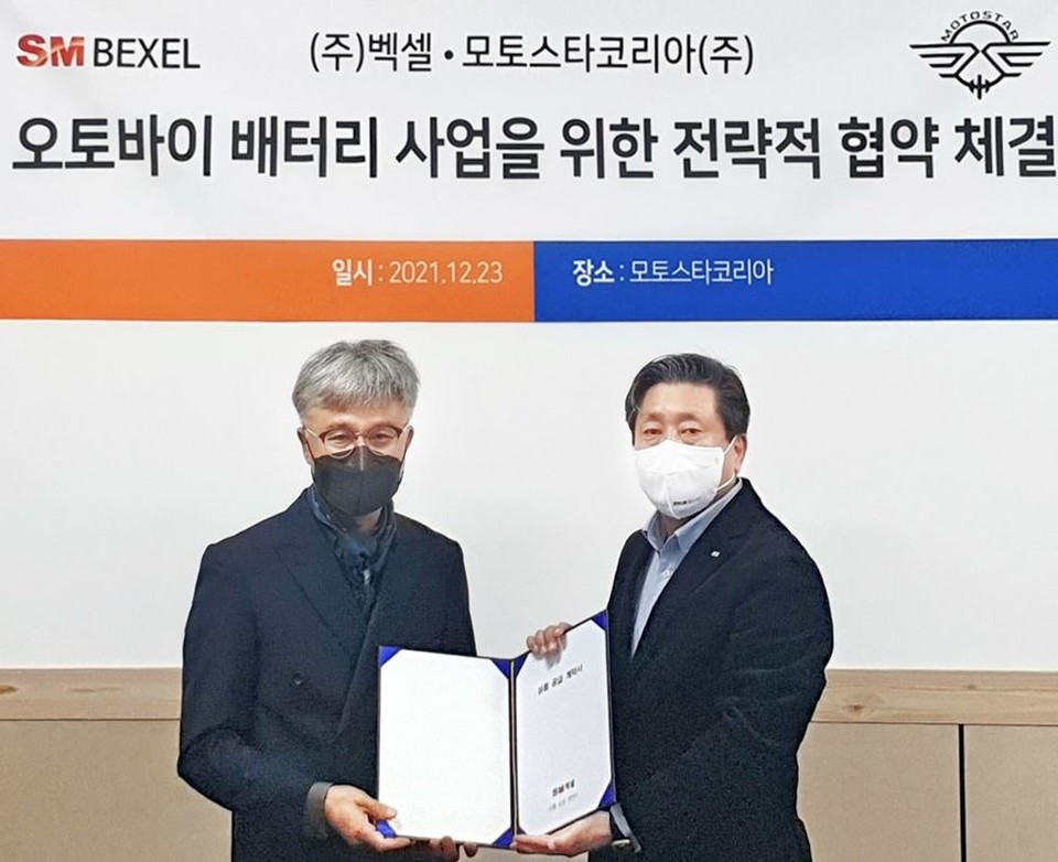 박훈진 SM그룹 벡셀 대표(오른쪽)와 서동갑 모토스타코리아 대표가 MOU를 체결하고 기념촬영 하고 있다.  [사진=SM그룹]