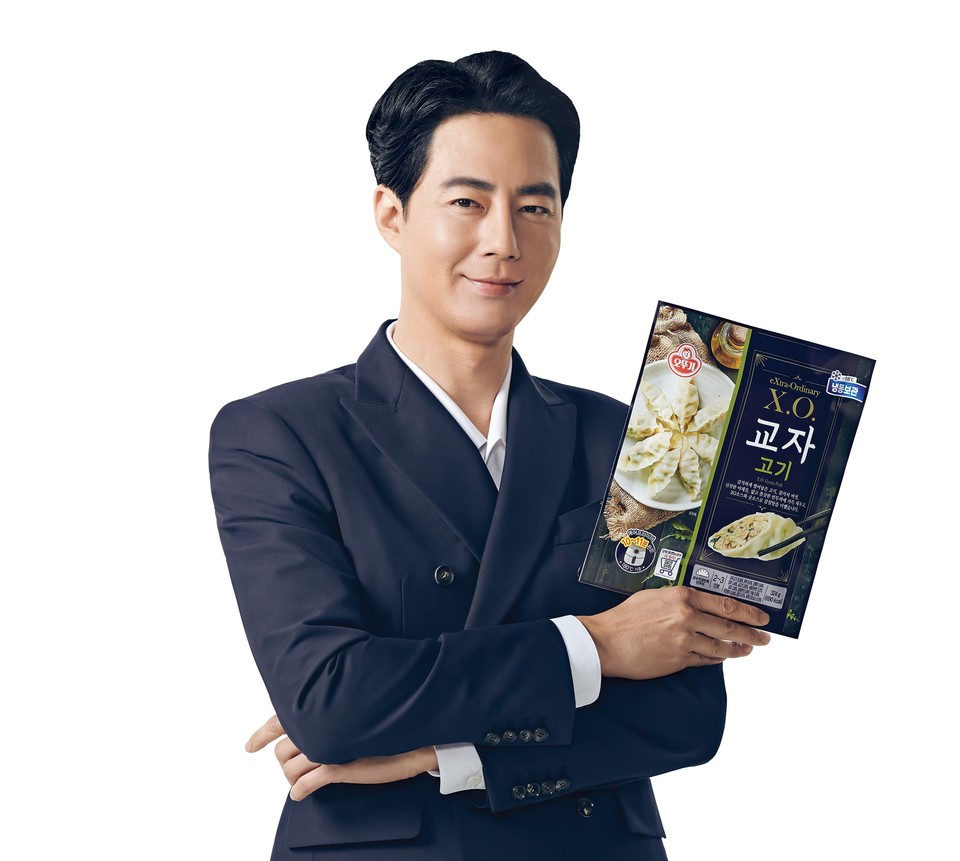오뚜기는 냉동만두 성수기를 맞아 배우 조인성을 ‘X.O. 만두’의 광고 모델로 발탁해 새로운 TV CF를 온에어했다. [사진=오뚜기]