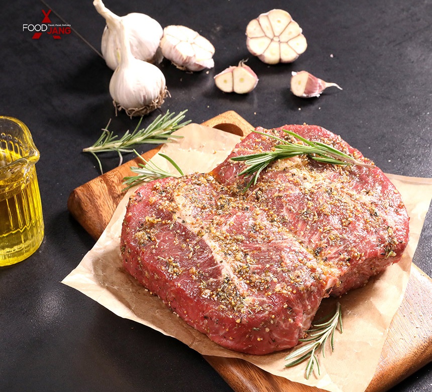 캠핑 음식 전문기업 푸드장은 캠핑장에서 스테이크를 보다 간편하게 즐길 수 있는 ‘마왕 버터플라이 시즈닝 스테이크’를 선보였다. [사진=푸드장]