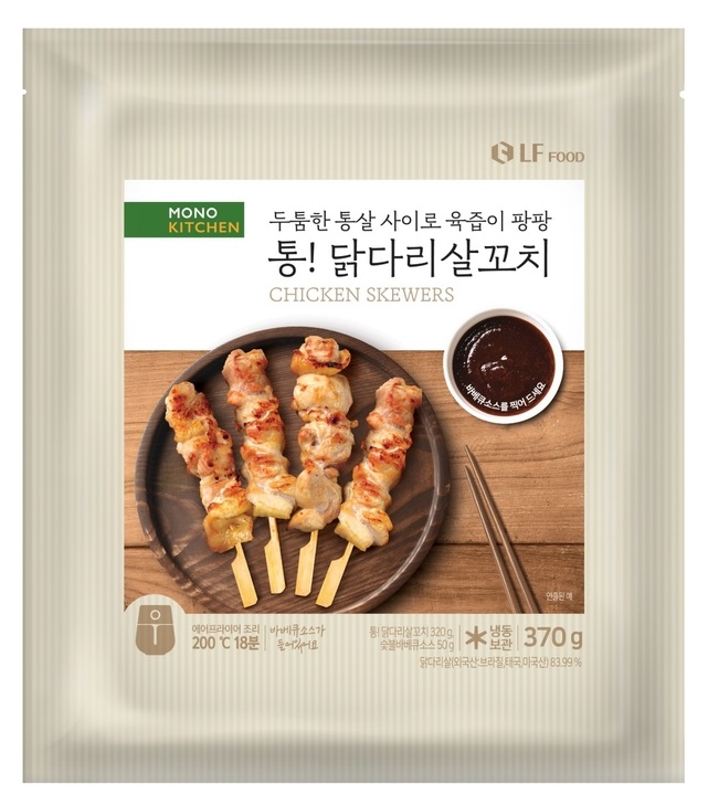 LF푸드의 가정간편식(HMR) 브랜드 모노키친은 캠핑 안주로 즐겨 먹는 꼬치 간편식인 ‘통! 닭다리살 꼬치’를 출시했다. [사진=LF푸드]