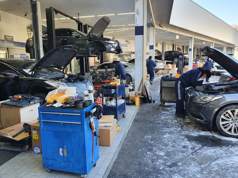 손해보험사들이 자동차 보험정비수가와 관련해 ‘늑장 계약’을 하고 있다는 주장이 제기돼 논란이 되고 있다.  [사진=한국검사정비연합회]