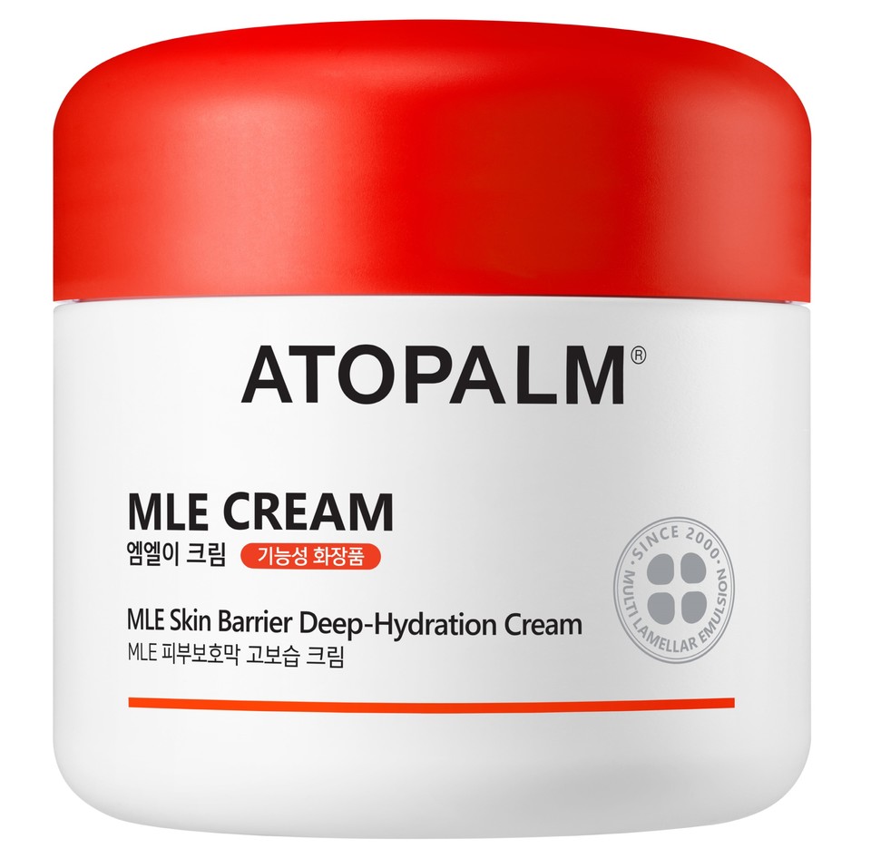 ‘아토팜(ATOPALM)’의 ‘MLE크림’은 국내 최초로 ‘피부 장벽 기능성’ 인증을 완료한 제품이다. [사진=아토팜]