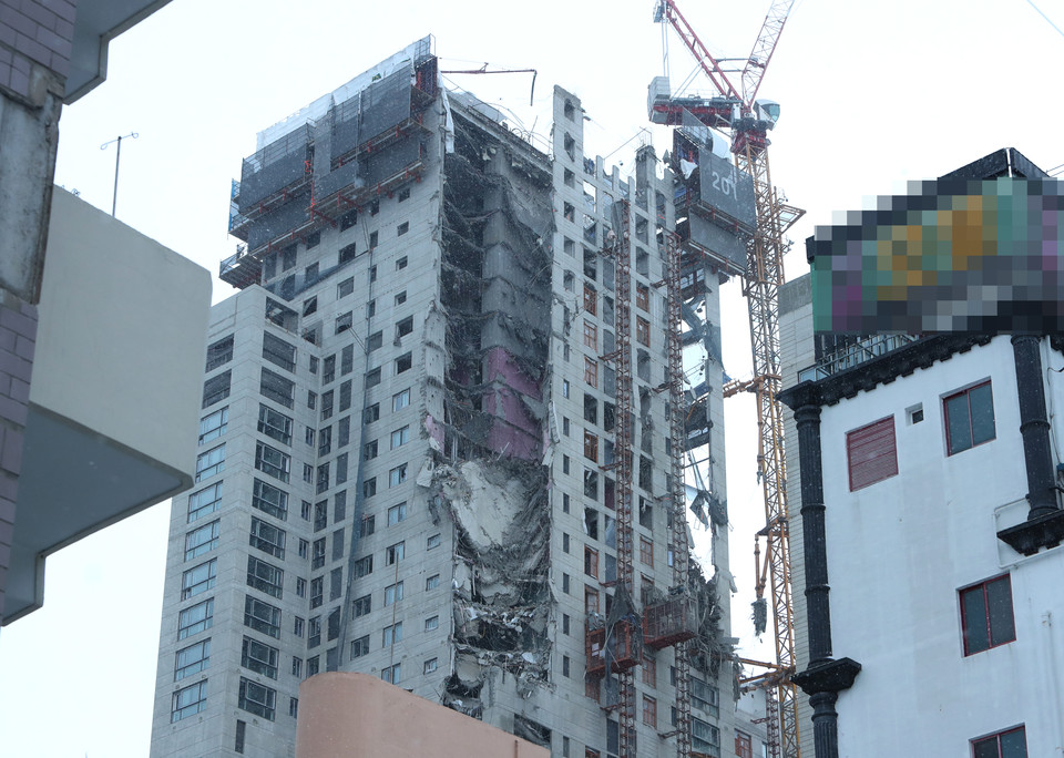 11일 오후 4시께 광주 서구 화정동에서 신축 공사 중인 고층아파트의 외벽이 무너져내렸다. 사진은 사고 현장 [사진=연합뉴스]