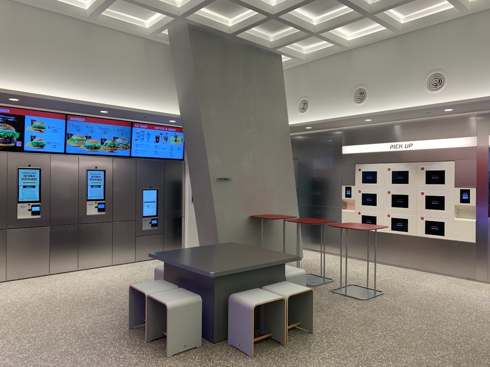 롯데리아의 L7홍대점이 지난 12월 22일 오픈 후 목표 매출액을 약 40% 초과 달성했다. [사진=롯데GRS]