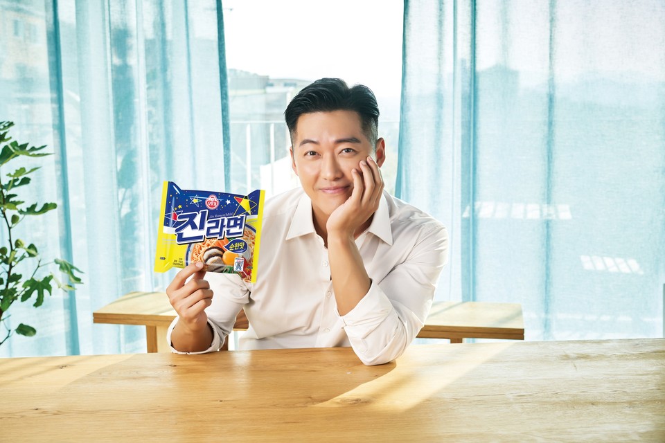 광고 속 남궁민은 ‘진순’에 어울리는 부드러운 미소와 ‘진매’에 어울리는 강렬한 카리스마로 상반된 매력을 전달했다. 광고 이후 진라면 순한맛의 매출은  25.9% 상승했다. [사진=(주)오뚜기]