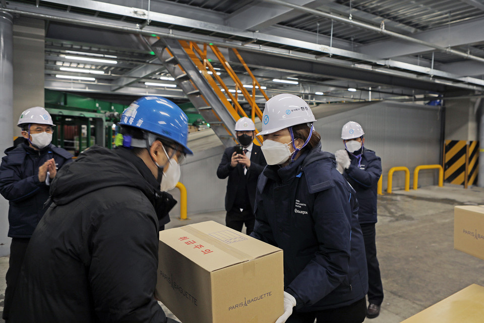 한진은 설 명절을 앞두고 안전에 총력을 기울이기 위해 조현민·노삼석 사장이 지난 24일~25일 택배 터미널 직접 점검 실시했다. 동서울 허브 터미널을 방문하여 현장 종사자에게 격려품을 전달하는 조현민 사장 [사진=(주)한진]