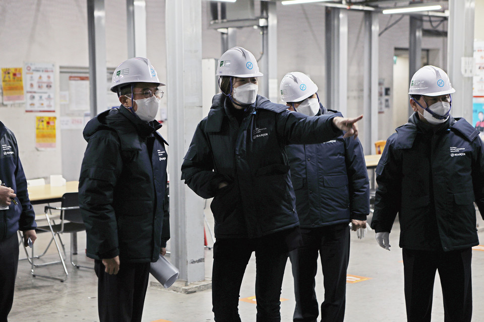 동서울 허브 터미널을 방문하여 현장을 점검하는 조현민 사장(가운데), 노삼석 대표이사 사장(오른쪽) [사진=(주)한진]