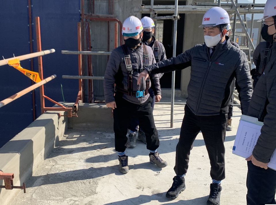 조유선 SM우방산업 대표이사(우측 두번째)가 신축공사 현장을 찾아, 산업안전보건기준에 관한 규칙에 따른 안전시설물의 구조 및 설치요건을 점검하고 있다. [사진=SM우방산업]