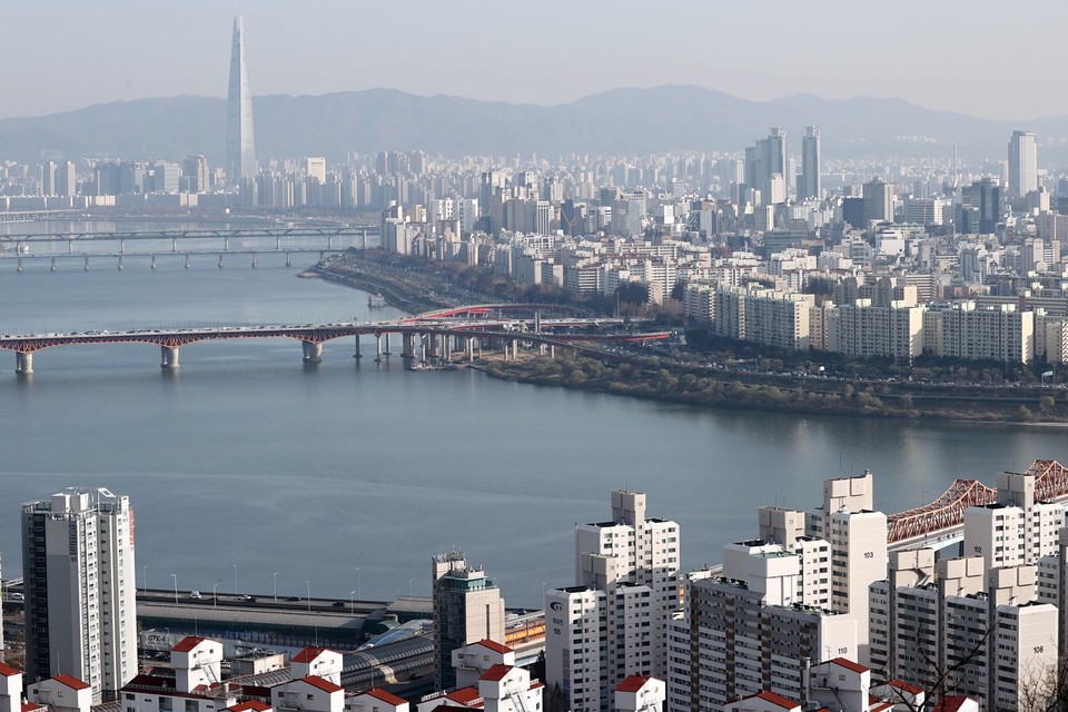 서울 매봉산에서 바라본 송파, 강남구 일대 아파트 단지·빌딩 숲. [사진=연합뉴스]