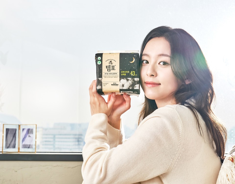 동아제약은 유기농 순면커버 생리대 ‘템포 오버나이트 슈퍼롱’의 새로운 모델 박지후와 함께 한 신규 광고를 공개했다. [사진=동아제약]