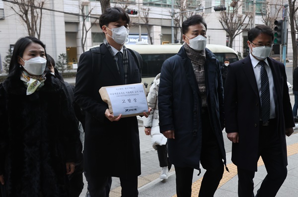 김명환 신라젠 주주연합 대표와 관계자들이 9일 서울 종로구 내자동 서울경찰청에 손병두 한국거래소 이사장 외 임직원 고발장 접수를 하기 위해 청사에 들어서고 있다. [사진=연합뉴스]