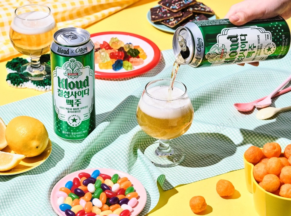  클라우드 칠성사이다 맥주의 알코올 도수는 저도주를 선호하는 MZ세대들의 음주문화에 맞춰  3.2도로 부담 없이 즐길 수 있다. [사진=롯데칠성음료]