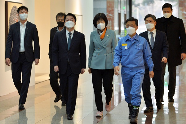 14일 경북 포항시 남구 괴동동 포스코 본사에서 국민의당 안철수 대선 후보(왼쪽에서 세 번째)가 김학동 포스코 부회장(오른쪽에서 세 번째) 안내를 받아 포항제철소로 이동하고 있다.[사진=연합뉴스]