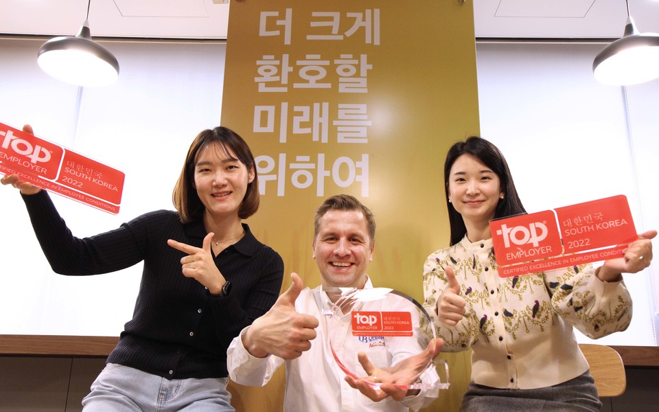 오비맥주 배하준 대표(가운데)가 ‘최고 고용주 협회’가 수여하는 ‘2022 최우수 고용기업’ 상을 받고 직원들과 함께 기념사진을 찍고 있다. [사진오비맥주]