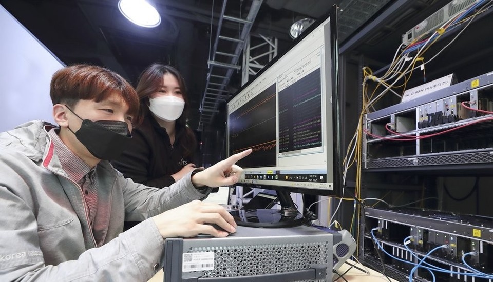 KT가 일본 NTT도코모, 후지쯔와 Open RAN(오픈 랜, 개방형 무선접속망) 테스트베드를 서울 KT 융합기술원에 구축하고 개방형 5세대 이동통신(5G) 기지국의 멀티벤더 상호 연동 시험에 지난 1월 성공했다. [사진=연합뉴스]