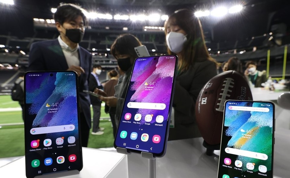 ‘CES 2022’에서 삼성전자 갤럭시 S21 FE(팬에디션) 5G를 체험하고 있는 사람들. [사진=연합뉴스]