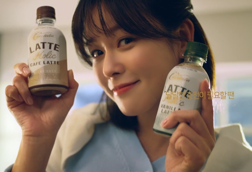 롯데칠성음료는 달콤하고 부드러운 커피 음료 ‘칸타타 라떼홀릭’ 2종을 출시하면서 신규 광고를 선보였다. 배우 경수진이 특유의 사랑스러움과 발랄함으로 라떼홀릭의 부드러운 달콤함을 표현했다. [사진=롯데칠성음료]