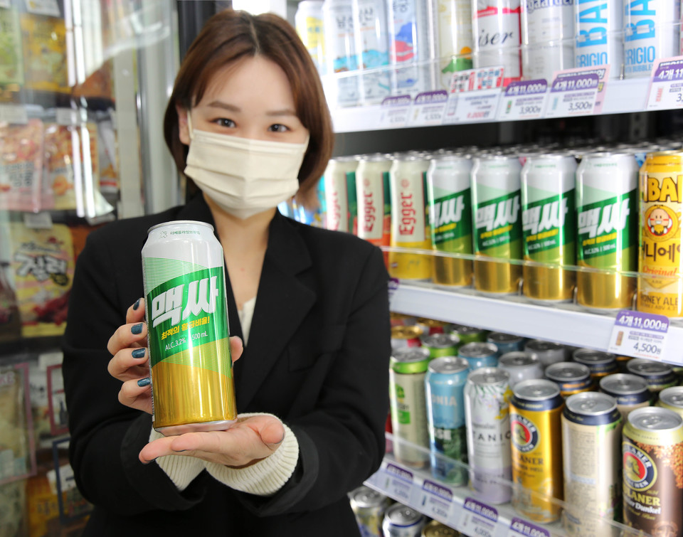 GS25는 수제 맥주 명가 더쎄를라잇브루잉과 협업해 수제 맥주와 사이다를 혼합한 모디슈머 상품 ‘맥싸’를 선보인다. [사진=GS리테일]