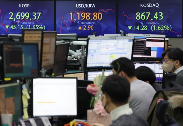 21일 오전 명동 하나은행 본점 딜링룸 전광판에 실시간 코스피와 원/달러 환율, 코스닥지수가 표시돼 있다.[사진=연합뉴스]