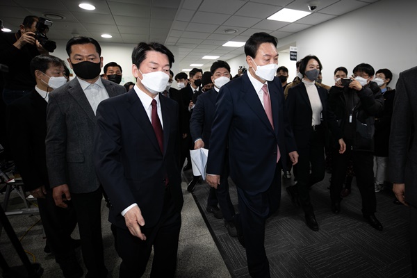 국민의힘 윤석열 대선 후보와 국민의당 안철수 대선 후보가 3일 오전 국회 소통관에서 단일화 기자회견을 한 뒤 함께 나서고 있다. [사진=연합뉴스]