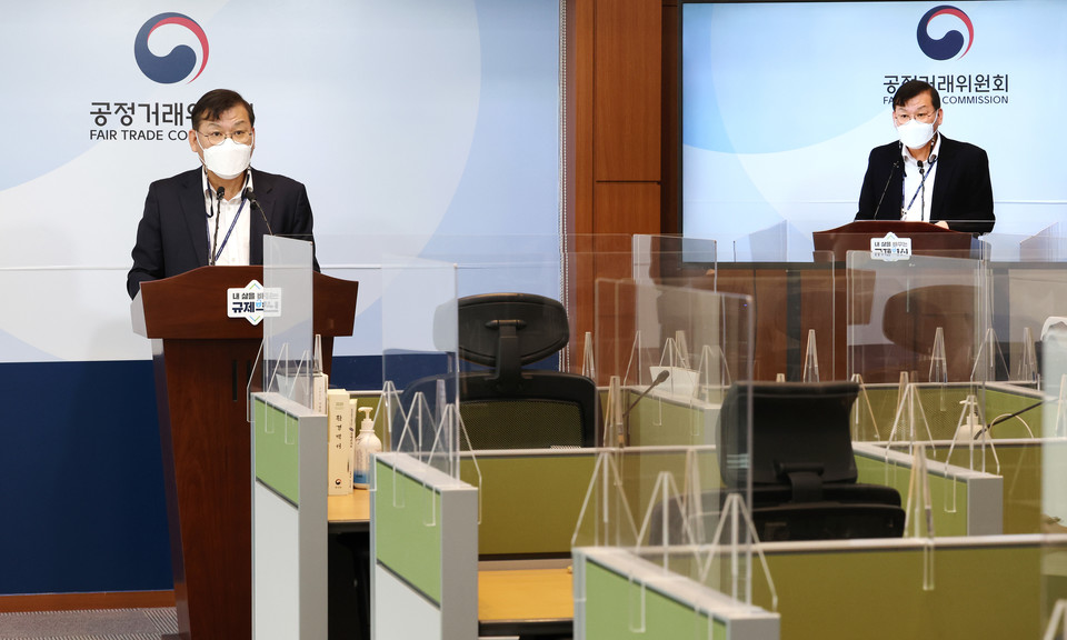 안남신 공정거래위원회 기술유용감시팀장이 3일 정부세종청사에서 하도급 업체의 기술자료를 유용한 LS엠트론 및 쿠퍼스탠다드 조사 결과에 대해 브리핑하고 있다. [사진=연합뉴스]