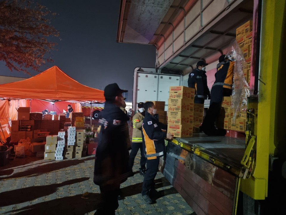 오뚜기는 컵라면과 오뚜기 컵밥 1만 6000여개를 긴급 구호물품으로 전달했다.  [사진=오뚜기]