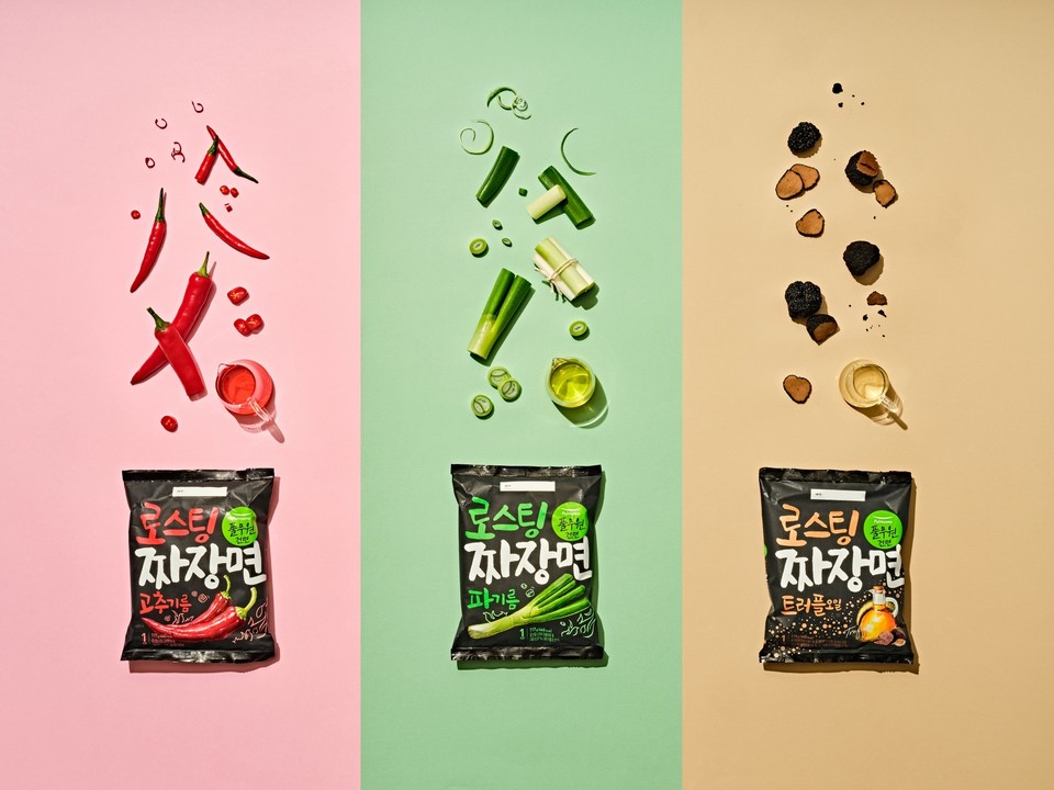 세 차례 볶는 트리플 로스팅으로 진한 짜장 고유의 깊고 진한 맛을 구현한 풀무원 ‘로스팅 짜장면’ 3종(왼쪽부터 고추기름·파기름·트러플 오일). 이 제품은 고추·파·트러플 등 재료 본연의 맛을 극대화한 풍미유를 넉넉하게 담아내 짜장라면의 새로운 트렌드를 형성했다. [사진=풀무원]