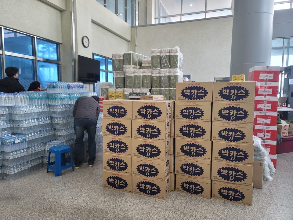 동아쏘시오그룹은 동아제약 피로회복제 ‘박카스’ 5000병·감기약 ‘판피린’ 500병·소화제 ‘베나치오’ 500병·동아오츠카 생수 ‘마신다’ 1만개를 지원했다. [사진=동아쏘시오그룹]