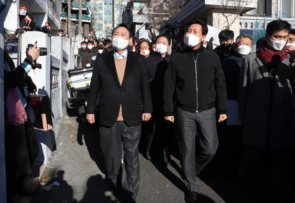 윤석열 대통령 당선인이 지난해 12월 13일 서울 강북구 미아동 미아 4-1 주택 재건축 정비구역을 찾아 오세훈 서울시장과 함께 현장을 둘러보고 있는 모습 [사진=연합뉴스]