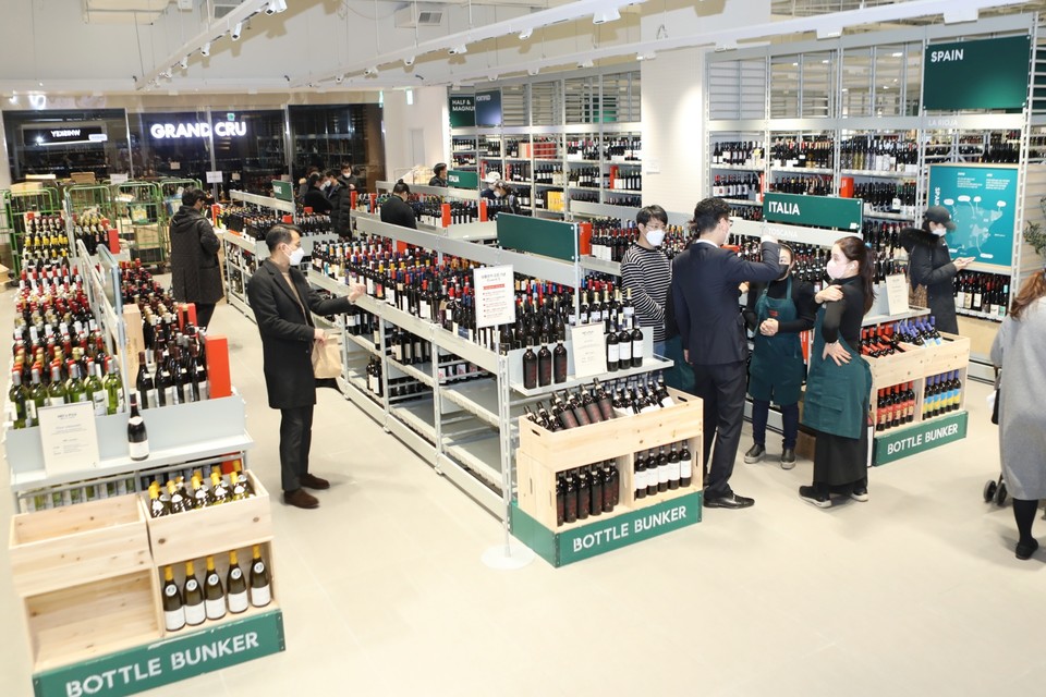 맥스 창원중앙점에 ‘보틀벙커’ 2호점의 문을 연다. 사진은 제타플렉스 잠실점 와인 전문숍인 ‘보틀벙커’ 내부 [사진=롯데마트]