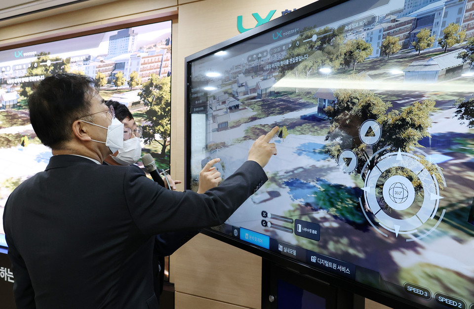 3월25일 LX공사 본사에서 ‘디지털트윈 전주’의 행정 서비스를 직접 시연해보고 있는 김윤덕 의원 [사진=LX한국국토정보공사]