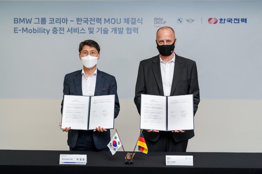 BMW코리아와 한국전력은 11일 차세대 전기차 충전서비스 개발을 위한 MOU를 체결하고, 차후에도 기술협력을 진행할 예정이다. [사진=BMW코리아]