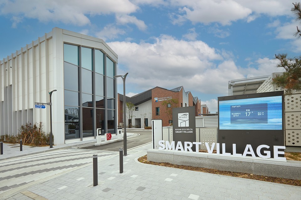 국내 첫 국가 스마트시티 시범도시로 조성된 부산 에코델타시티 스마트빌리지는 입주민들이 미래형 시티 라이프를 누릴 수 있도록 5개 분야에 첨단 정보통신기술(ICT)을 적용했다. [사진=풀무원]