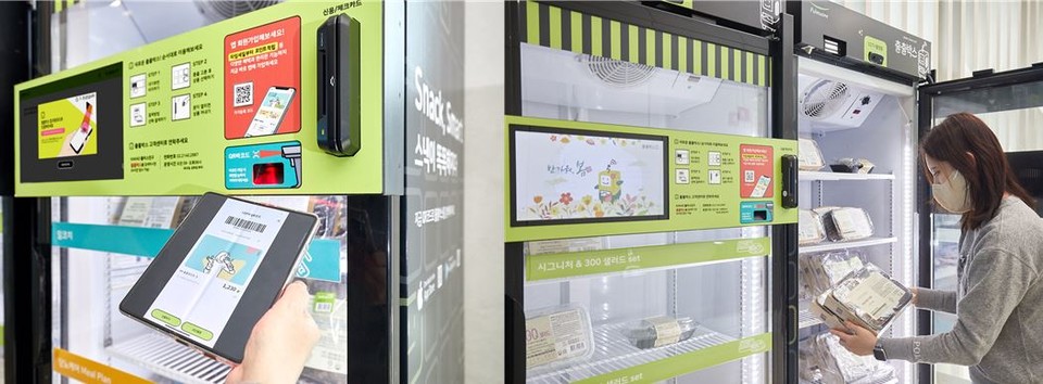 스마트빌리지 의료건강관리 시설인 웰니스센터 내 설치된 풀무원 O2O 무인플랫폼 ‘출출박스’에서 자신의 맞춤식사 ‘디자인밀’을 직접 픽업하고 있는 부산 에코델타시티 스마트빌리지 입주민 [사진=풀무원]